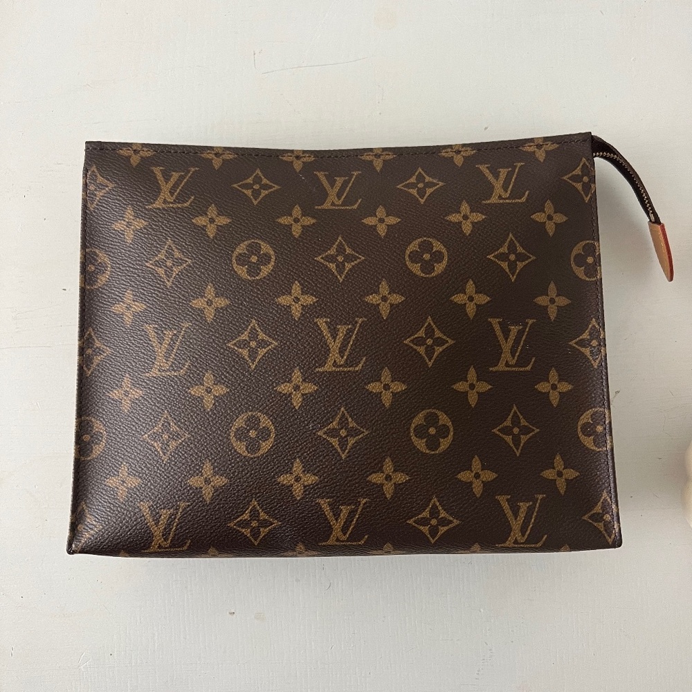 Louis Vuitton TOILETRY POUCH 26